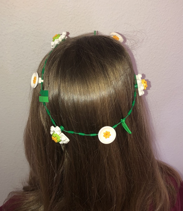 Blumenkette im Haar